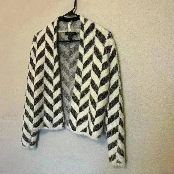 August Silk Women’s black & white chevron print cardigan sweater open front - Picture 8 of 11